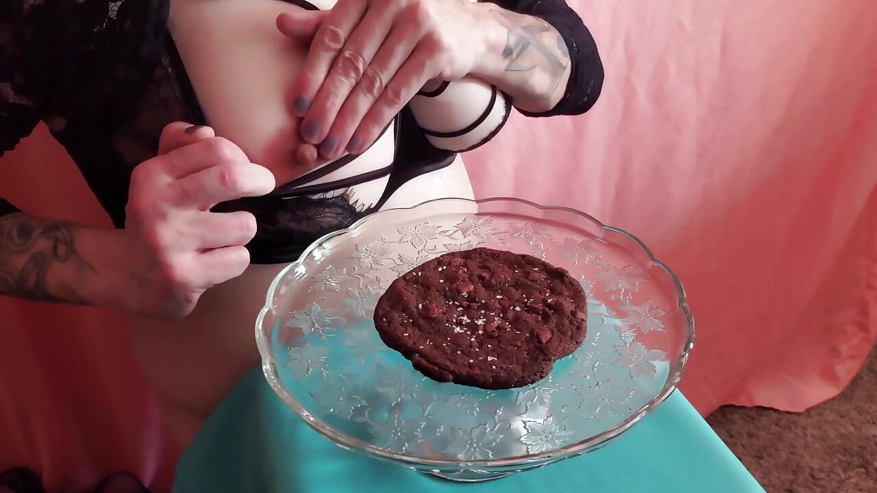 Rikki Ocean size tatlı servisi yapıyor ve isteğiniz üzerine taze kremini ekliyor