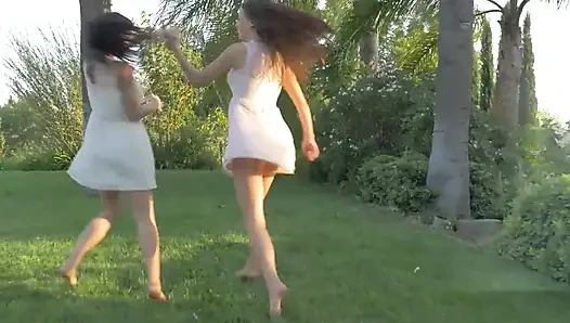 Bahçede lezbiyen aşk... Amcık yalama, öpüşme, parmaklama