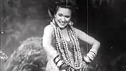 Egzotik bebeğim dans ediyor ve gülümsüyor (1940'larda vintage)