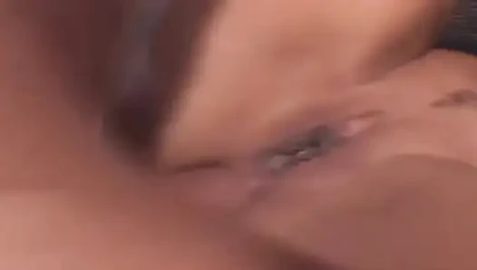 Azgın esmer orta yaşlı seksi kadın vahşi sikişte kalın kırmızı dildoyla esnetiliyor
