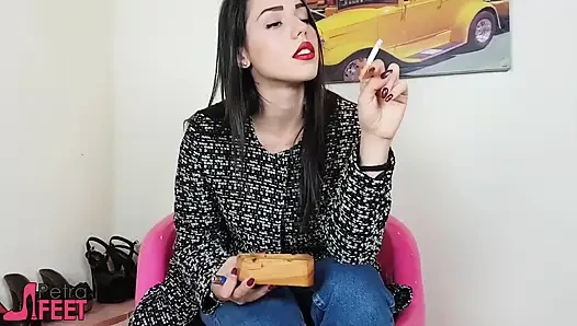 İtalyan güzel sigara içmeyi seviyor