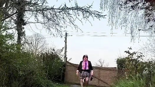 Bir akşam için yeni bir küçük bebekle giyiniyor