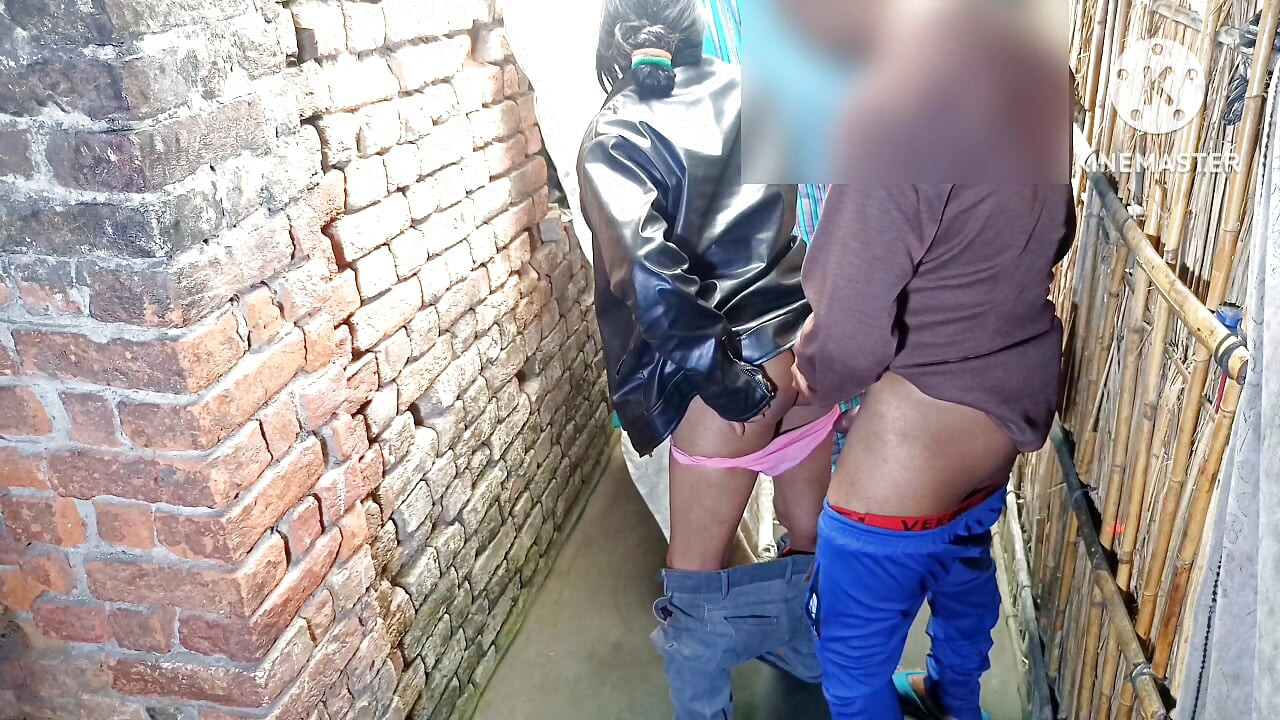 Evde köylü komşunun ateşli seksi kız kardeşini sikiyor. Hintçe ses kaydı. HQ, Xdesi.