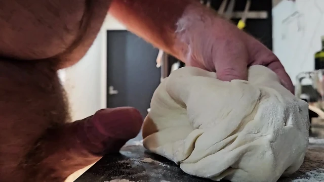 Ekmeğin tadını çıkarıyor