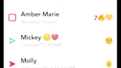 Kız göğüsleri ile oynuyor