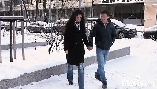 Bronz genç Katty kanepede amını siktiriyor