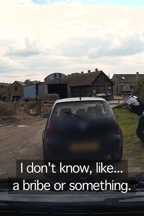 Fake cop - büyük memeli Brooklyn Blue küstah bir sahte memur tarafından polis arabası şapkası üzerinde sert sikiliyor