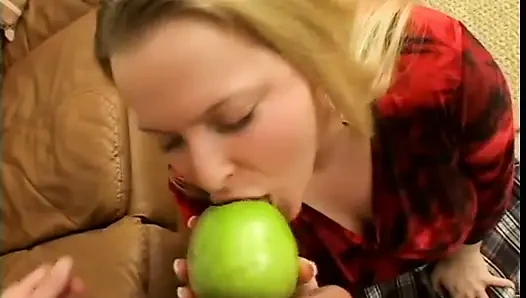Tıknaz sarışın sakso çekip sikilmek için üniversiteden eve geliyor