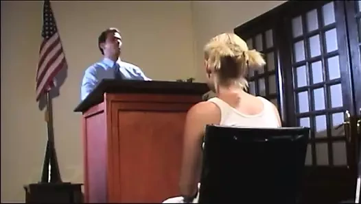 Tam sarışın tatlı yaşlı adamın sikini emiyor, sonra onu sıkı amına alıyor