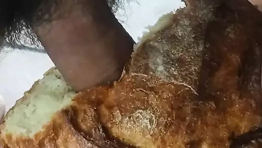 Ekmek sosunun içine boşalıyor