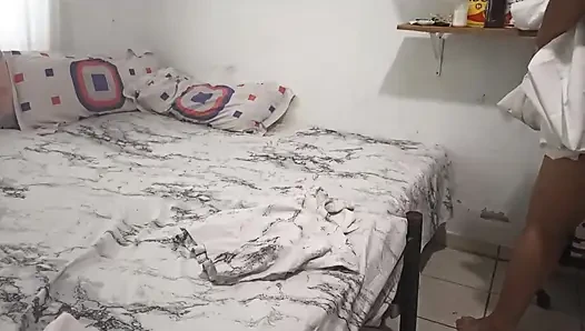 Seksi üvey anne yatak odasını tangayla temiziyor ve üvey oğlu için kendini filme alıyor