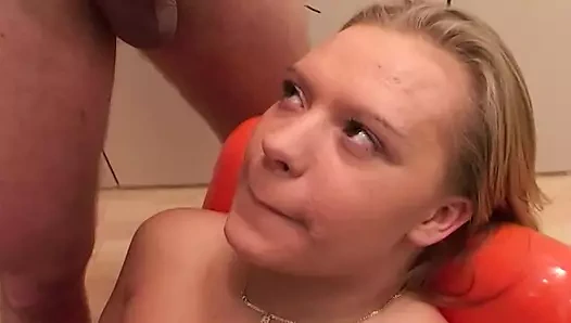 Almanya'dan çarpıcı bir sarışın bebek iki sert musluklar tarafından parçalanıyor