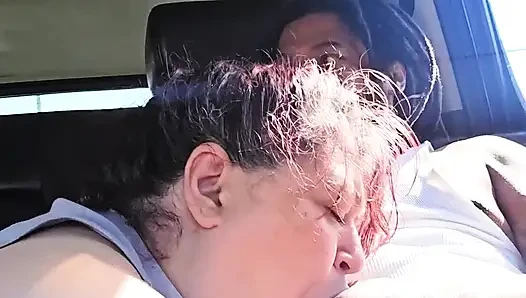 Halka açık döl yutuyor ve büyük zenci sağıyor