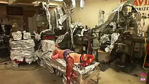 Çok seksi sarışın sürtük edepsiz götünde dildo makinesi tarafından sikiliyor