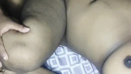 Ev hanımı koca seksi hintli kızı sikiyor