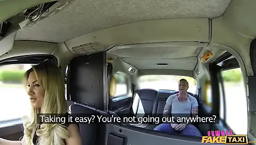 Female Fake Taxi - татуированная чувак дает водителю камшот на лицо для оплаты проезда