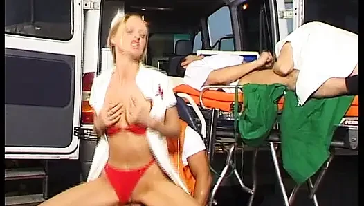 Muhteşem sarışın Alman hemşireler ambulans minibüsünde paylaşıyor