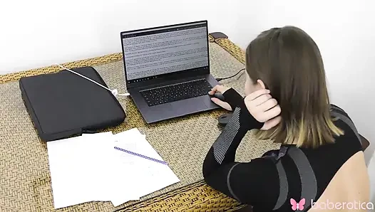 Amalia Davis bugün evde striptiz yaparken çarpıcı görünüyor