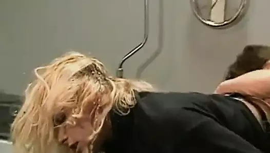 Bir fahişe için gırtlağına kadar sikiş #1