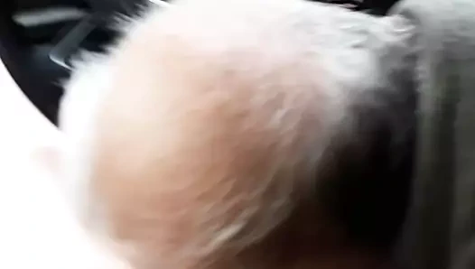 76 yaşındaki büyükbaba beni arabamda yalıyor