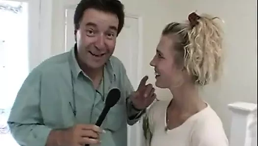 Tatlı minik memeli ve kesilmiş çalılı sevimli İngiliz genç üvey anne