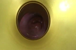 Elmer karısı aşırı cam topları doldurmak için onu kıçını