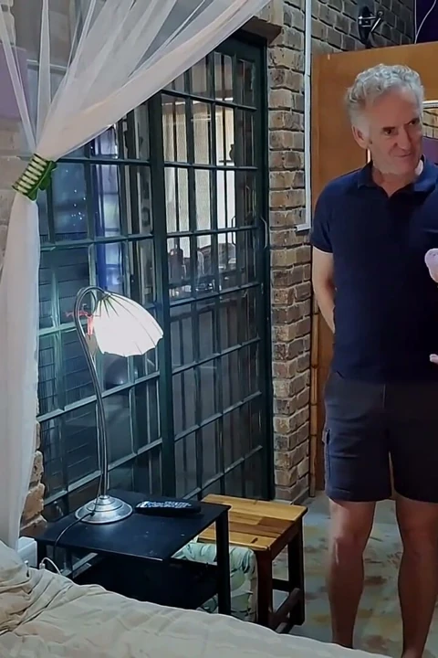 Yaşlı oda arkadaşım vibratörümü buldu