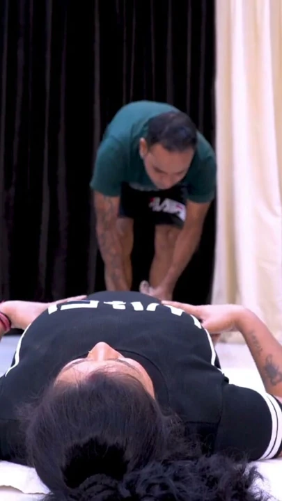Güzel ateşli kız yoga öğretmeni tarafından sikiliyor | Klip 1