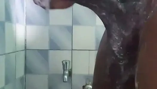 20 yaşındaki büyük zenci yarağı duşunda yarağını temizlerken edepsizce mastürbasyon yapıyor