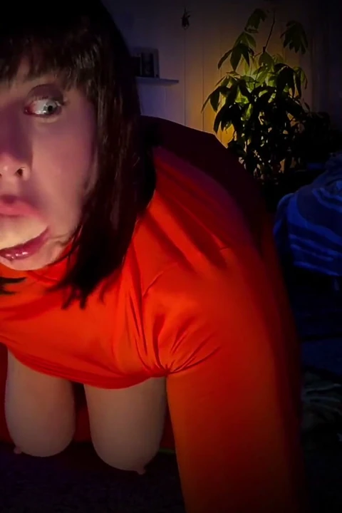 Jinkies, ben körüm! Velma'nın cadılar bayramında kalın canavar yarakla anal sikişiyor