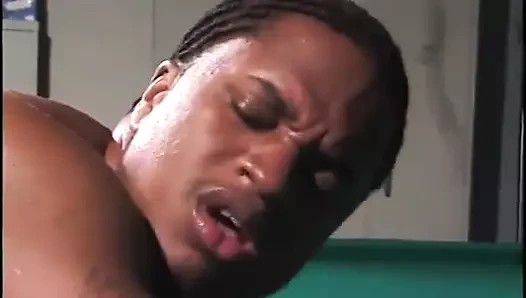 Odadaki zenci adam adamın sert siyah yarağını yalıyor ve götüne sokuyor