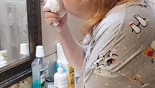 Müşterim için beyaz nine külotumu yıkıyorum!