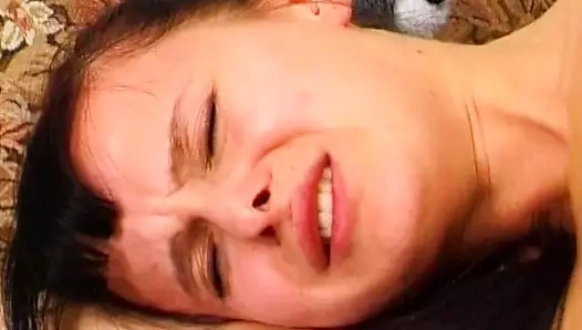 Ateşli Alman kadın tüm nemli deliklerine canavar bir yarak alıyor