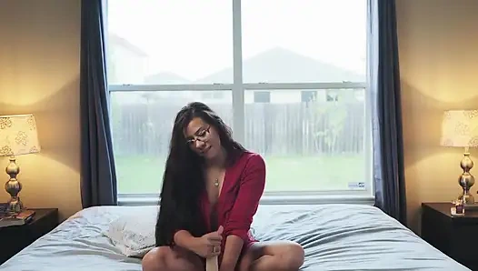 Orta yaşlı seksi kadın tutkuyla kendini sikiyor