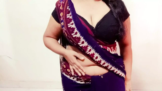 Возбужденная мачеха Arya трахает себя