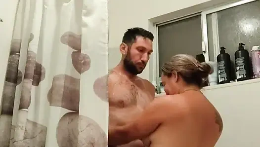 Handel'in büyük üyesiyle duşta eğlence