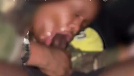 Kulübün dışında sikimi emdiriyorum