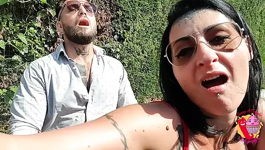 Tommy araba kullanıyor ve kadın ona sakso çekiyor ve sonra sikişmeyi kesiyorlar