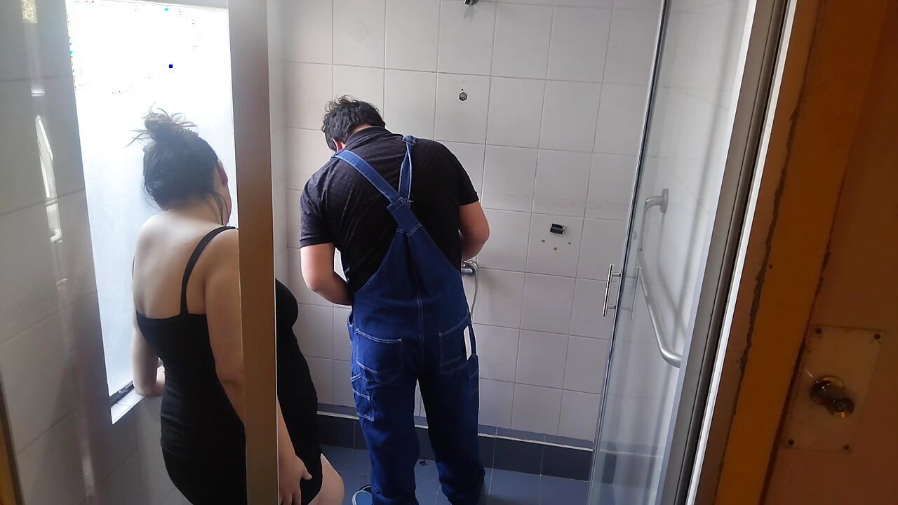 Ateşli anne duşu tamir etmek için tesisatçıyı çağırıyor ve sonunda sikişiyorlar.