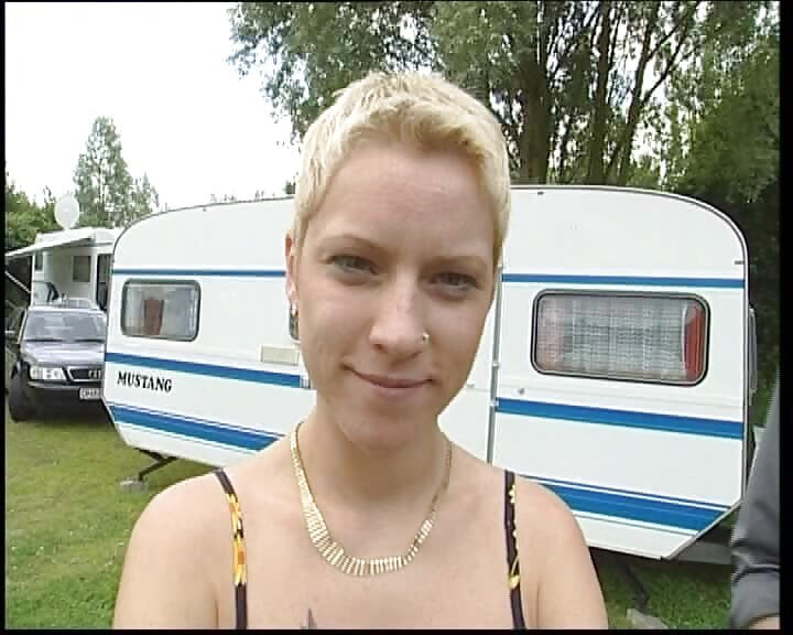 deutscher porno produzent bumst alles was ihm vor die kamera laeuft