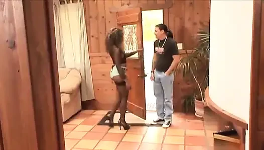 Azgın zenci kız amcığını siktiriyor