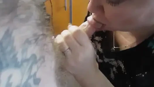Tuzlu bir saksodan sonra derin gırtlak ve ağzına boşalma