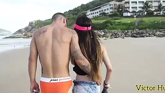 Plajın yanındaki ormanda amını sikiyor