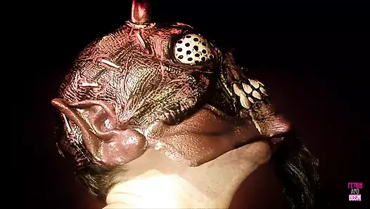 Üç sarışın seks bombası bdsm zindanında yırtık maskeli adamlar tarafından sikiliyor