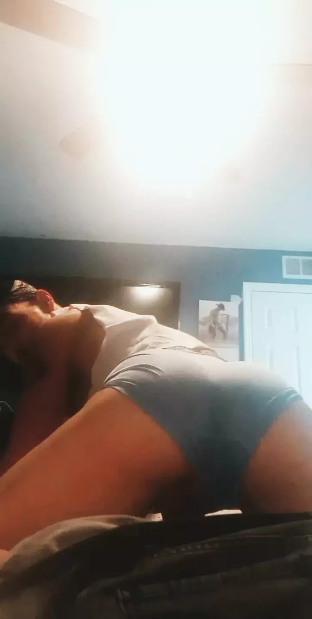 YAKıŞıKLı GENÇ AMATÖR SÜRTÜK YARAĞı OKŞUYOR VE DELIĞINI PARMAKLARKEN AZDıRıYOR