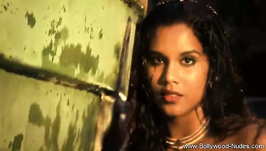 Onu hissettiren nehirde güzelliğini yenilemek