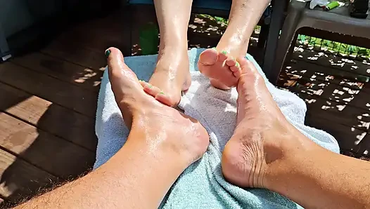 Biz rahatlarken ayaklarımıza masaj yağı