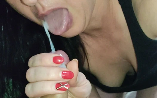 Amatör olgun orta yaşlı seksi kadın ağzına boşalana kadar yarak emmeyi seviyor