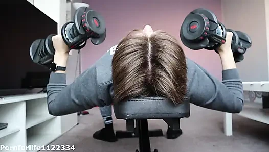 Baskın kız eğitimin ortasında yüzüme oturmayı seviyor