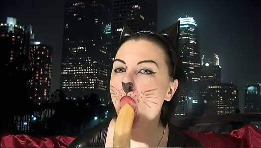 Kitty yarağını sağıyor